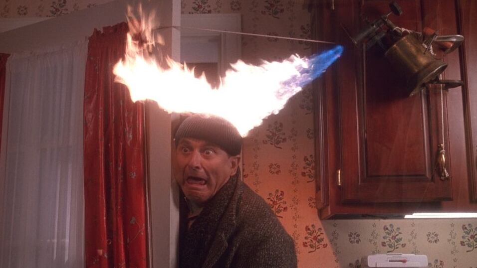 Las trampas del guion exigían acrobacias y caídas peligrosas a los dobles de riesgo (Captura IMBD)