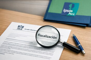 Lupa sobre documento oficial del Jurado Electoral Especial (JEE) con la palabra 'fiscalización'. Un bolígrafo azul y el logo de Ipsos Perú se ven al fondo.