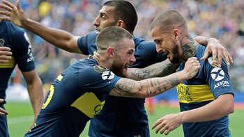 Nández festeja un gol a