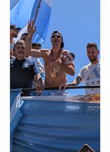 Dibu Martínez con un muñeco