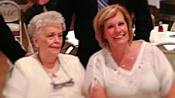 Pamela junto a su madre