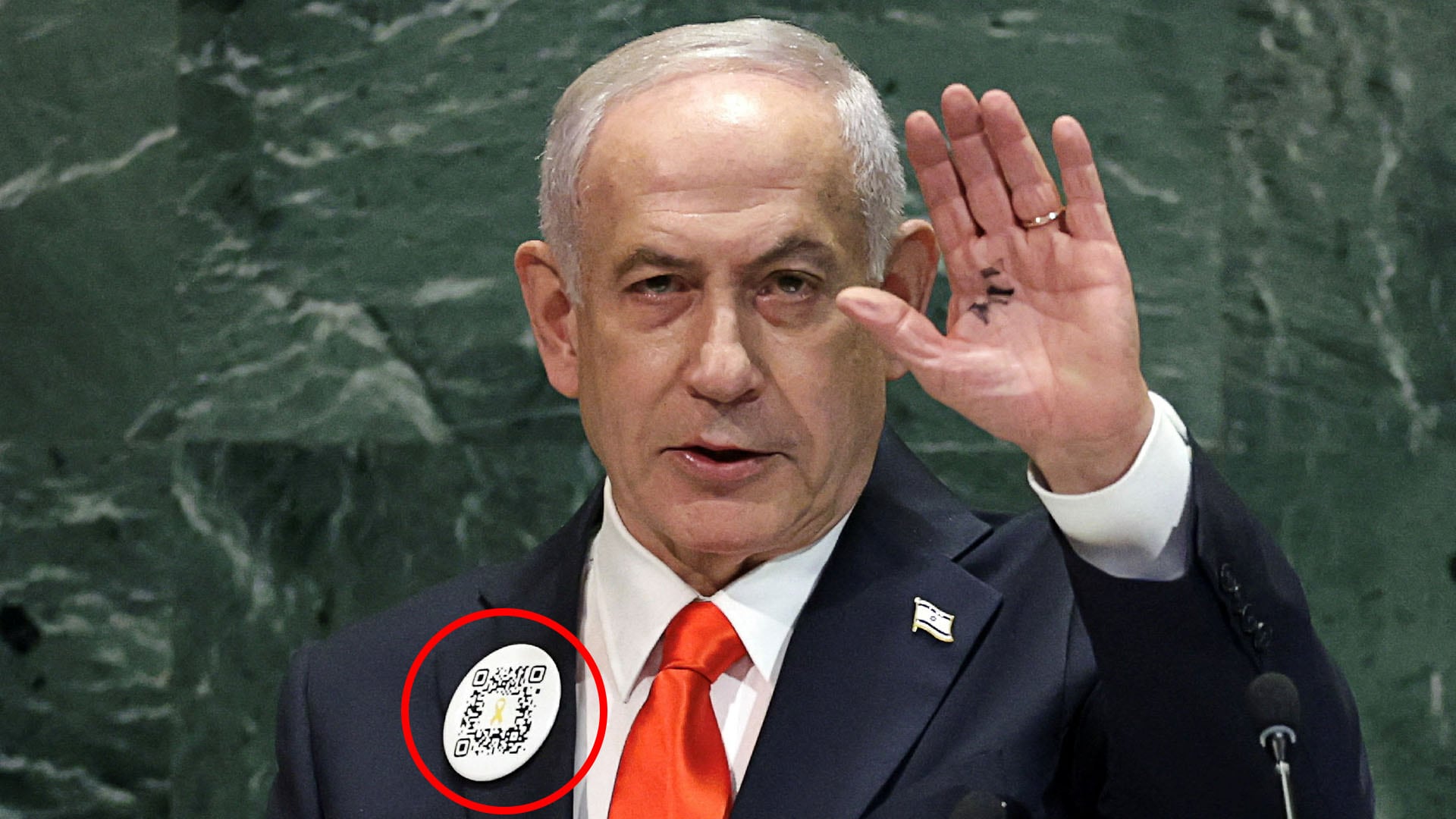 Netanyahu, portando en la solapa de su traje un pin con un código QR que dirige a una página web que muestra la masacre realizada por los terroristas de Hamas
