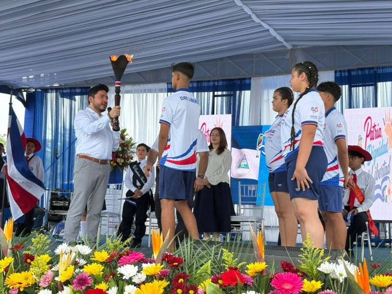 El acto en Peñas Blancas reunió a delegaciones oficiales de Costa Rica y Nicaragua, encabezadas por José Leonardo Sánchez Hernández y Mendy Arauz Silva. (Foto: Ministerio de Educación de Costa Rica)