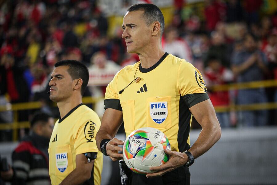 El árbitro antioqueño se destaca por su experiencia en el arbitraje del fútbol colombiano - crédito Cristian Bayona / Colprensa