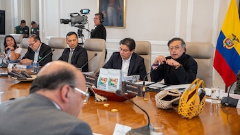 Petro denuncia posible bombardeo en