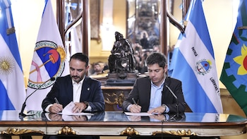 Kicillof esquiva los ataques del Gobierno y La Cámpora y le da fuerza a su perfil electoral en el interior