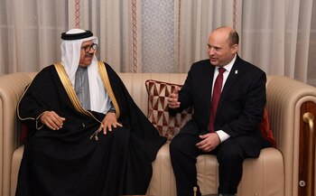 El primer ministro israelí, Naftali Bennett, habla con el ministro de Relaciones Exteriores de Bahrein, Abdullatif Al-Zayani, después de llegar al aeropuerto internacional de Manama en Manama, Bahrein