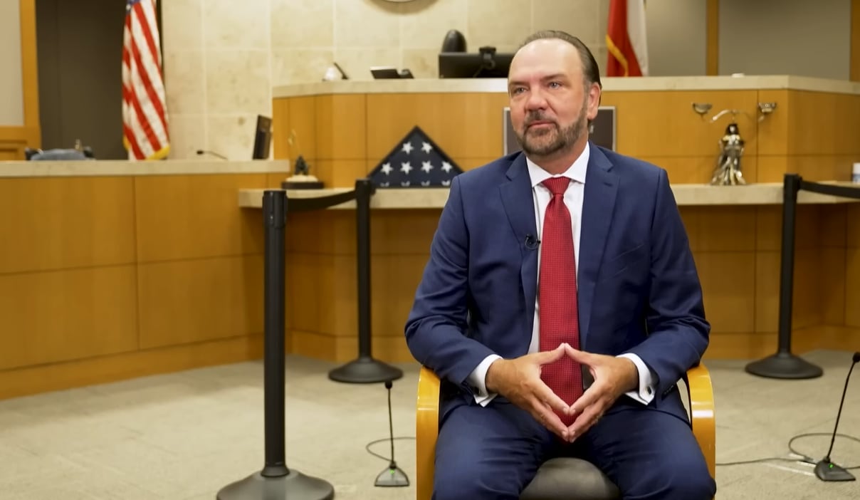 El juez reafirmó la importancia de ceñirse a la ley, destacando que la satisfacción personal no influye en las resoluciones judiciales (WFAA)