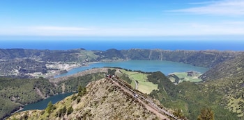 Sete Cidades se asienta en el fondo de un cráter de 5 kilómetros de diámetro, aislada por paredes cubiertas de hortensias