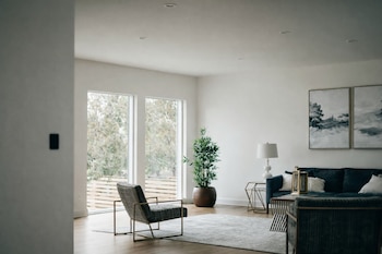 Un salón con mobiliario contemporáneo,