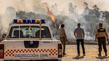 El incendio de Niebla (Huelva) pierde fuerza tras arrasar 31.000 hectáreas y dejar a 700 vecinos fuera de sus casas