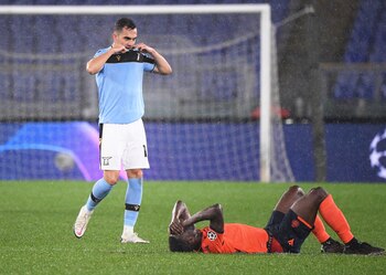 Lazio y Brujas protagonizaron un gran espectáculo en el Olímpico de Roma. Foto: REUTERS/Alberto Lingria