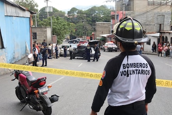 En la colonia San Rafael III de zona 18, socorristas localizaron a dos heridos y a otras dos personas fallecidas dentro de un automóvil por impacto de bala./ (Bomberos Voluntarios)