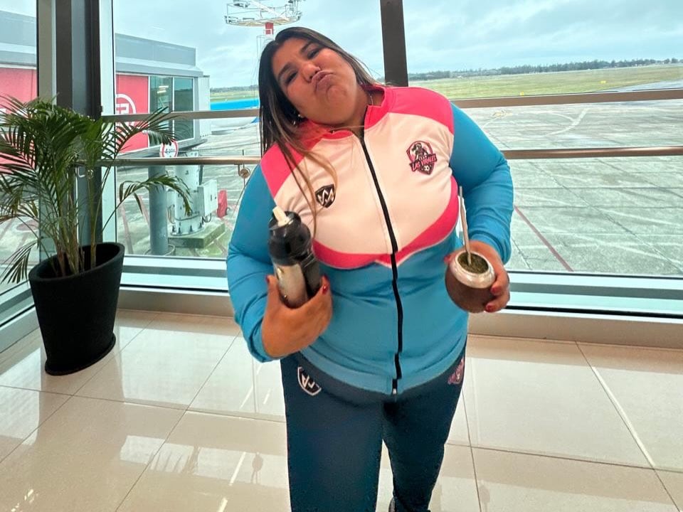 Camila viajó con el mate en la mano y los colores de su equipo de fútbol