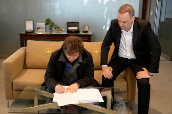 Javier Milei firma el proyecto