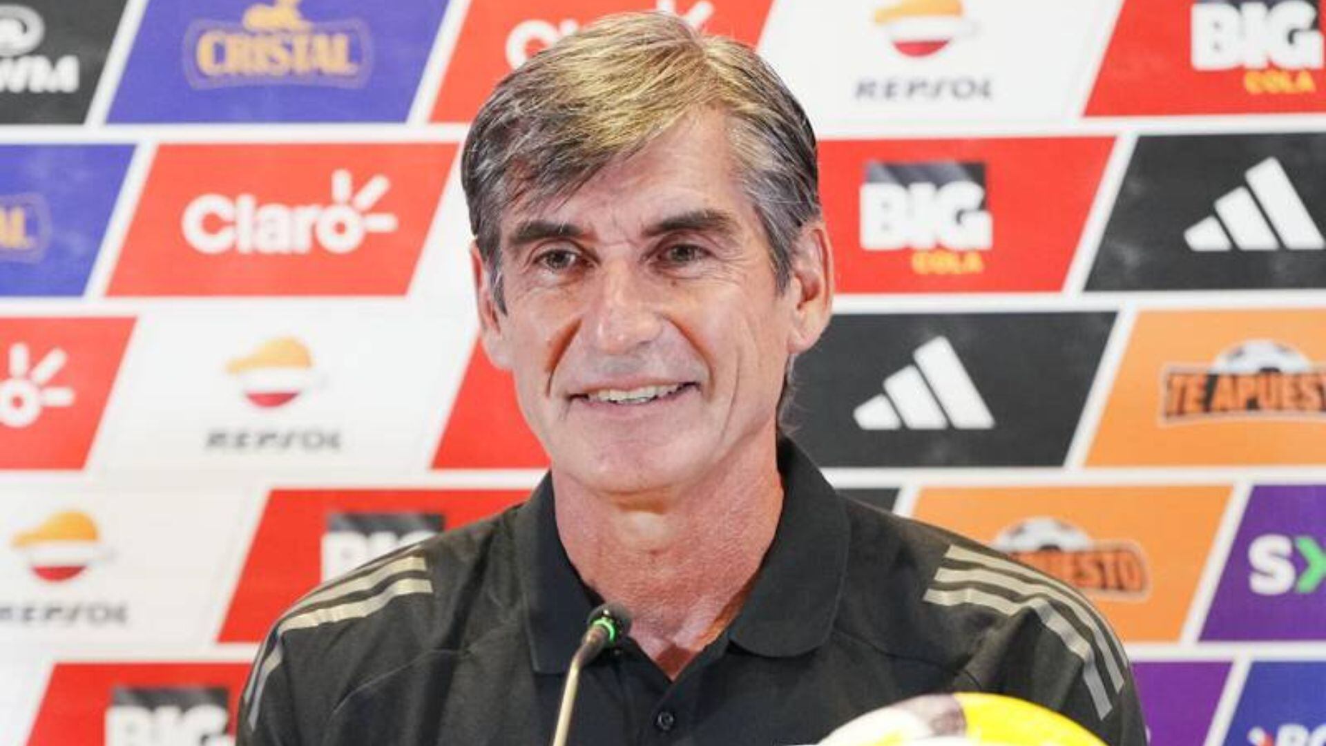 Óscar Ibáñez asumió la dirección técnica de Perú tras la devastación con Jorge Fossati (Crédito: FPF)