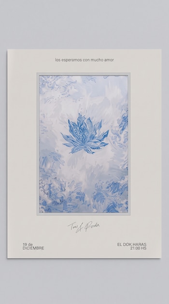 Tarjeta blanca con una ilustración floral azul, nombres en letra manuscrita, la fecha 19 de diciembre y el lugar El Dok Haras.