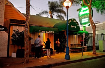 Locales reconocidos como Dan Tana's y Jitlada suspendieron actividades tras inspecciones sanitarias y reabrieron solo después de cumplir protocolos estrictos de limpieza y control de plagas (Los Angeles Times)
