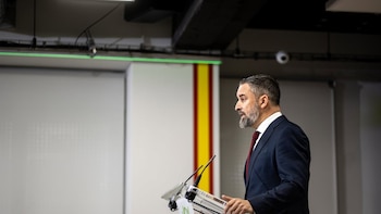 Abascal tiende la mano a