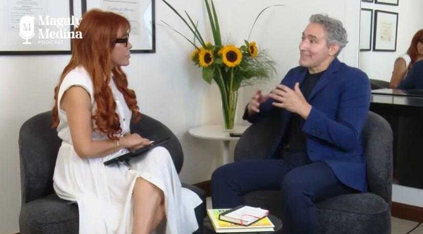 La presentadora Magaly Medina conversa con su cirujano plástico en Buenos Aires, Argentina, durante una entrevista para su podcast. (YouTube Magaly Medina El Podcast)