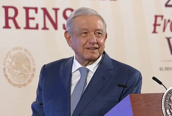 AMLO durante la revisión de