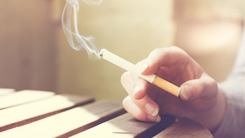 Según la OMS, "el abandono del consumo de tabaco, el aumento de la ingesta de frutas y verduras, la actividad física regular y la evitación del consumo nocivo del alcohol reducen el riesgo de sufrir enfermedades cardiovasculares" / (Getty Images)