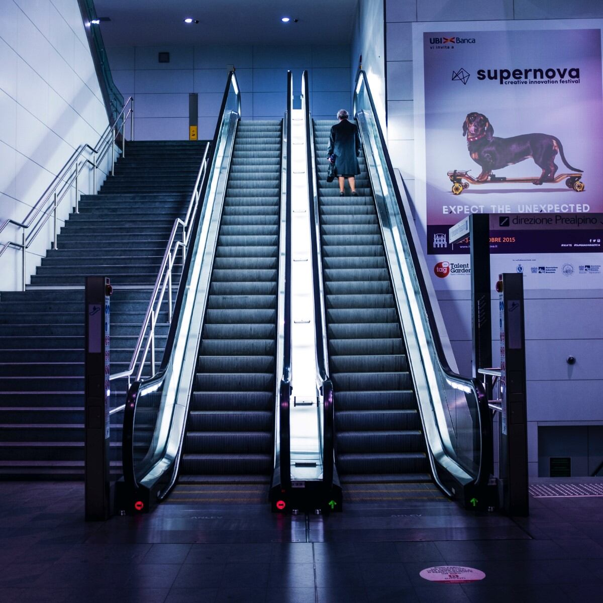 Entre las recomendaciones para prevenir accidentes en escaleras eléctricas, los expertos sugieren evitar el uso de elementos de goma o caucho, ya que su textura blanda puede facilitar que queden atrapados entre las piezas móviles - crédito Embarda