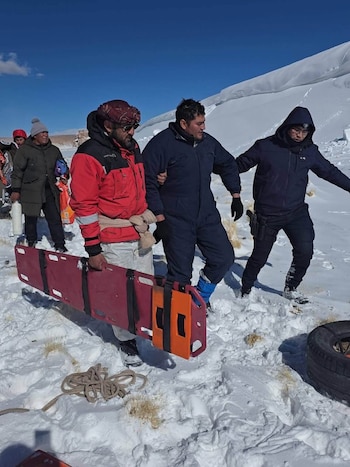 Las fuentes oficiales señalaron que el fuego encendido a la intemperie permitió que los equipos de rescate detectaran a los mineros. (Foto: Catamarca Uno)