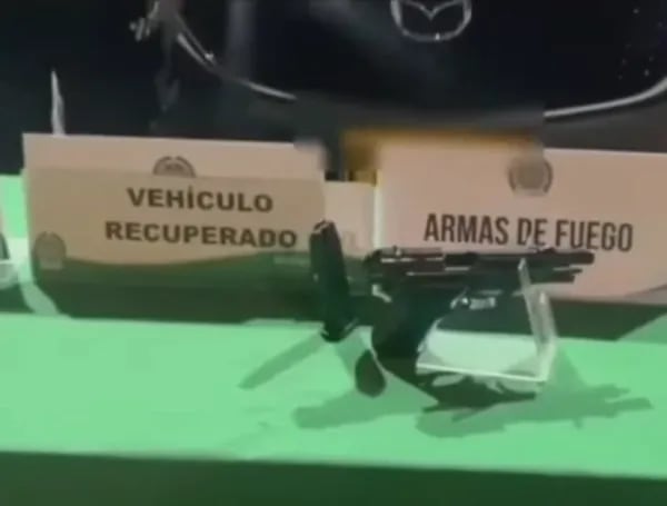 El arma de fuego fue incautada durante el procedimiento realizado por la Policía. - crédito captura de video (Citytv)