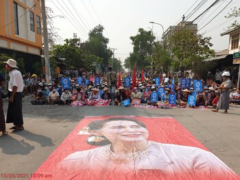 Manifestantes participan en una sentada