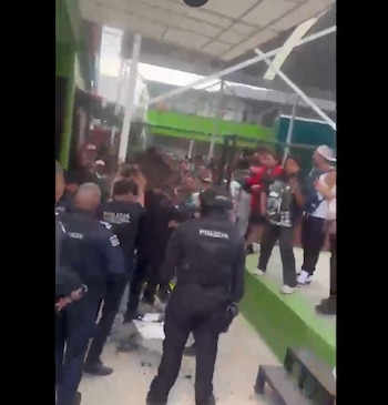 Denuncia abuso de autoridad durante detención de maestros en Ixtapaluca.
Crédito: X/ @ROALDIN