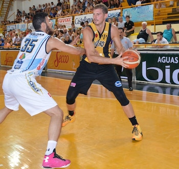 Alejandro Alloatti con la camiseta
