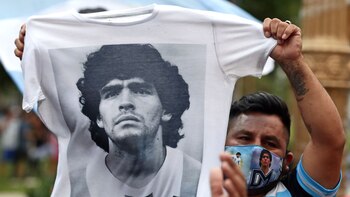 Un hincha de Maradona despide