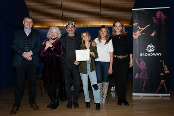 Muna luce su diploma junto