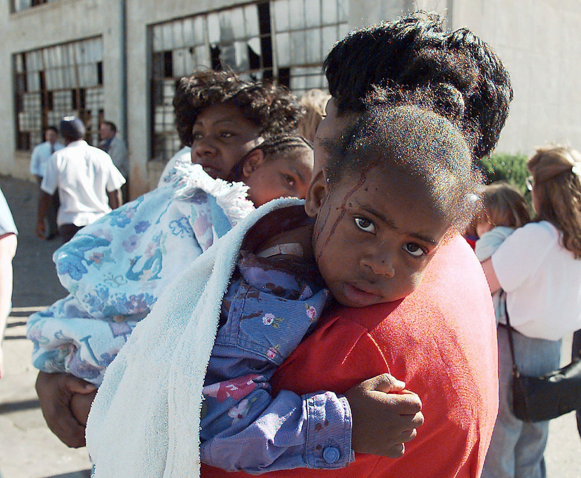 ARCHIVO - Una mujer consuela a una niña herida tras una explosión en el edificio federal Alfred P. Murrah en Oklahoma City el 19 de abril de 1995. (AP Foto/David Longstreath, Archivo)