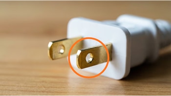 Esta es la verdadera función de los agujeros en los enchufes eléctricos