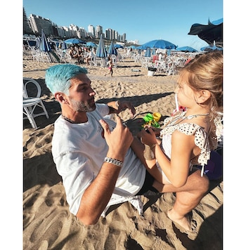 Meme Bouquet jugando en la