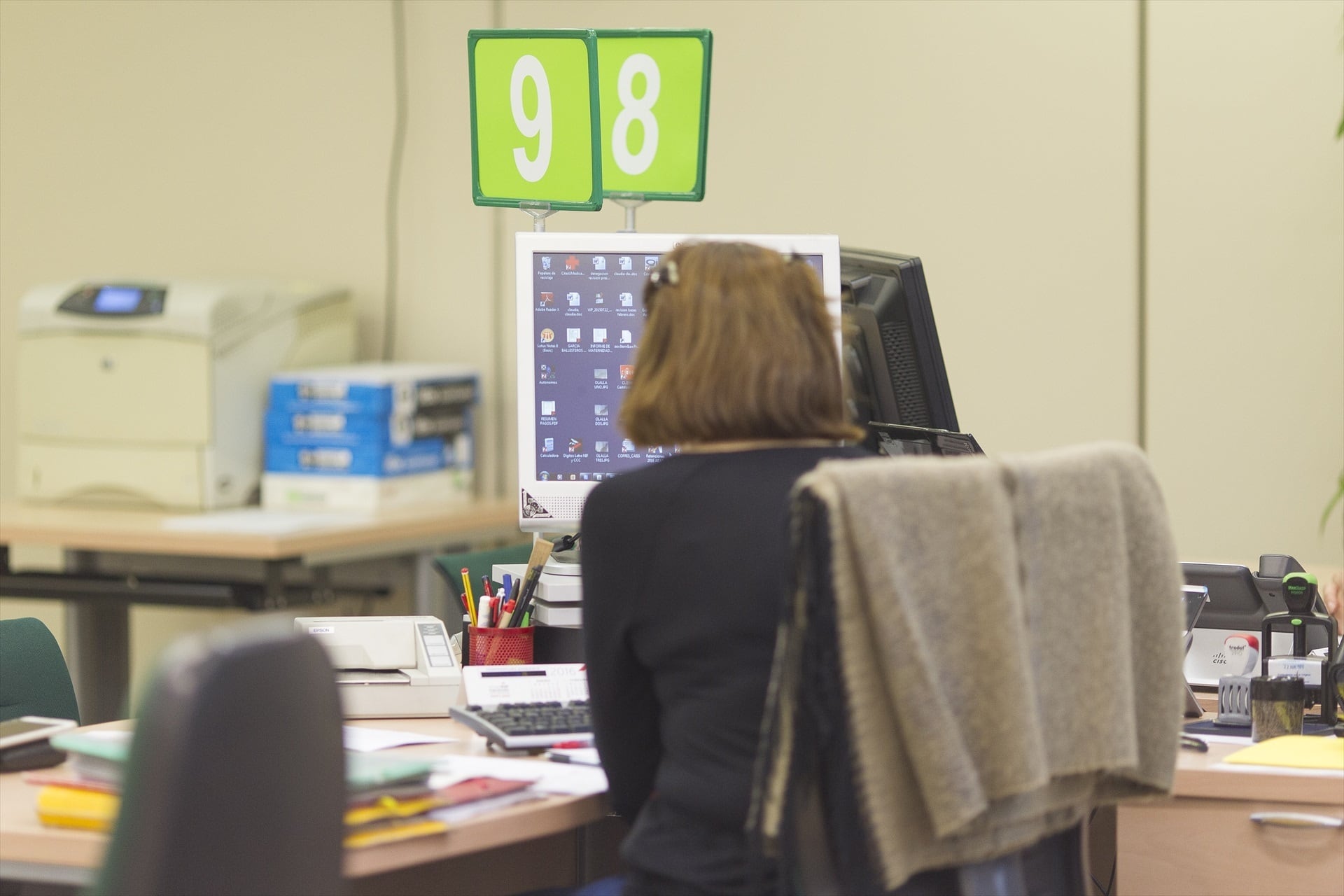 Una trabajadora de la Administración, en su puesto de trabajo