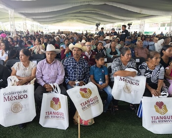 Pobladores de la comunidad de Olinalá presencia la presentación del Tianguis del Bienestar.
Crédito: Gobierno de México.