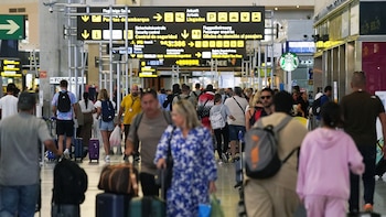 No solo sol y playa: España vende cada vez más servicios y el superávit no turístico crece un 34%