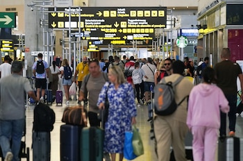 Viajeros con maletas caminan por el interior del aeropuerto de Málaga-Costa del Sol.