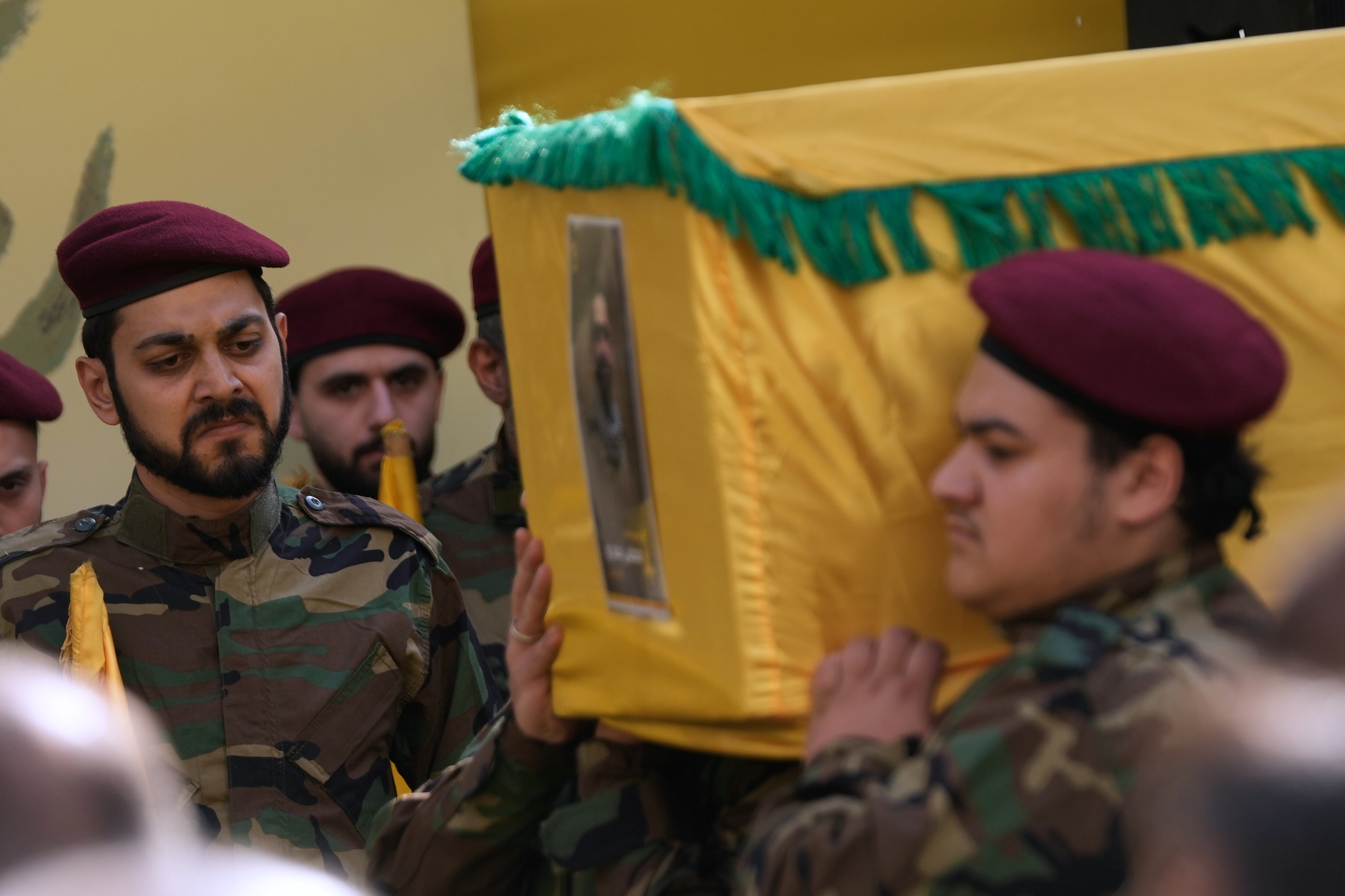 Partidarios de Hezbollah llevan el ataúd de un combatiente que murió durante el ataque que mató al comandante militar del grupo Haytham Tabtabai, en un suburbio del sur de Beirut el 24 de noviembre del 2025 (AP foto/Hussein Malla)