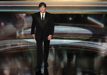 El esmoquin negro clásico, sin accesorios, refuerza la pureza de líneas con camisa blanca, corbata negra y zapatos de charol (REUTERS/Carlos Barria)