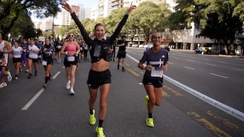 Cande Ruggeri llegó a la meta de la Media Maraton en Buenos Aires y cumplió su desafío de 21 km