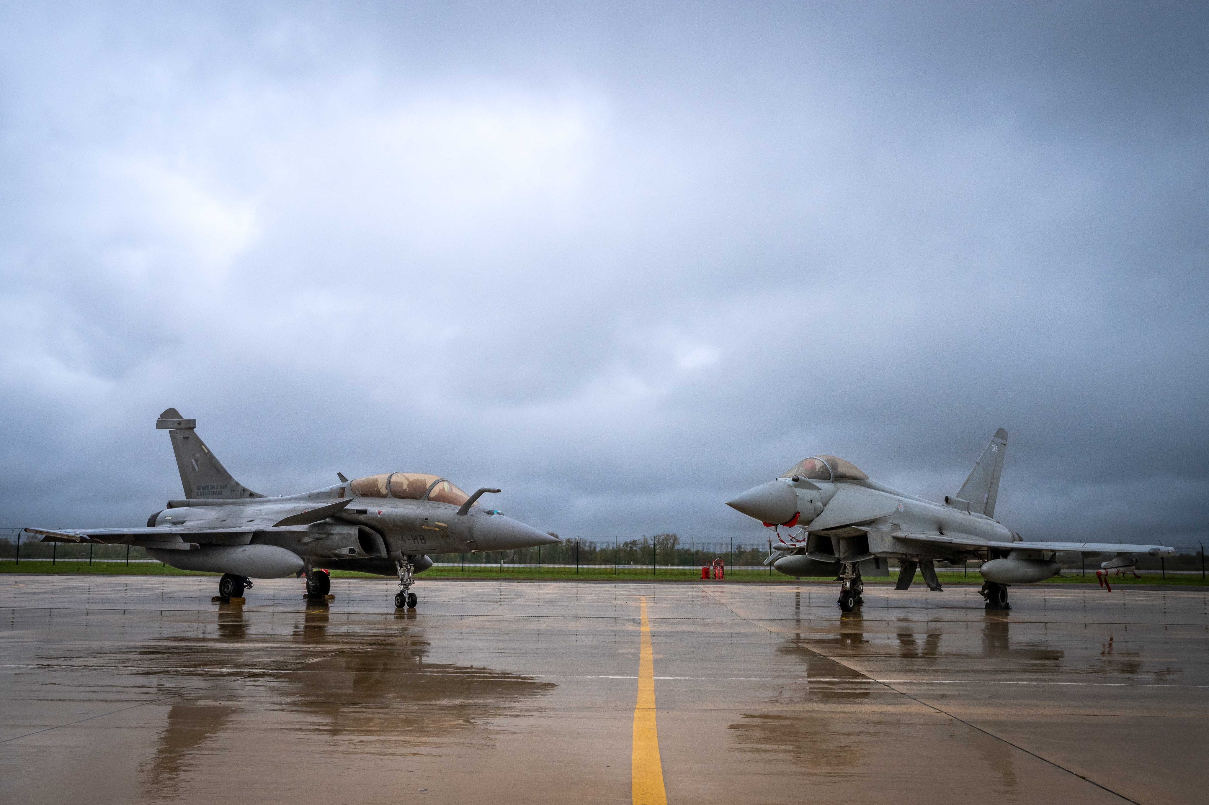 Los aviones de combate Rafale despegaron de la base de Saint-Dizier escoltados por cazas Typhoon británicos durante la maniobra.