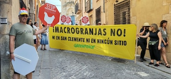 Protesta convocada por Greenpeace contra este tipo de instalaciones.