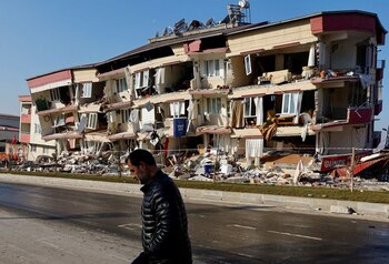 FOTO DE ARCHIVO. Un hombre pasa junto a un edificio dañado tras un terremoto mortal en Kahramanmaras, Turquía. 13 de febrero de 2023. REUTERS/Suhaib Salem