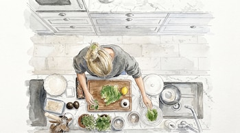 Dibujo en acuarela con líneas finas: Una persona con moño rubio de pie en una cocina, preparando lechuga, limones y aguacates en una encimera de mármol.