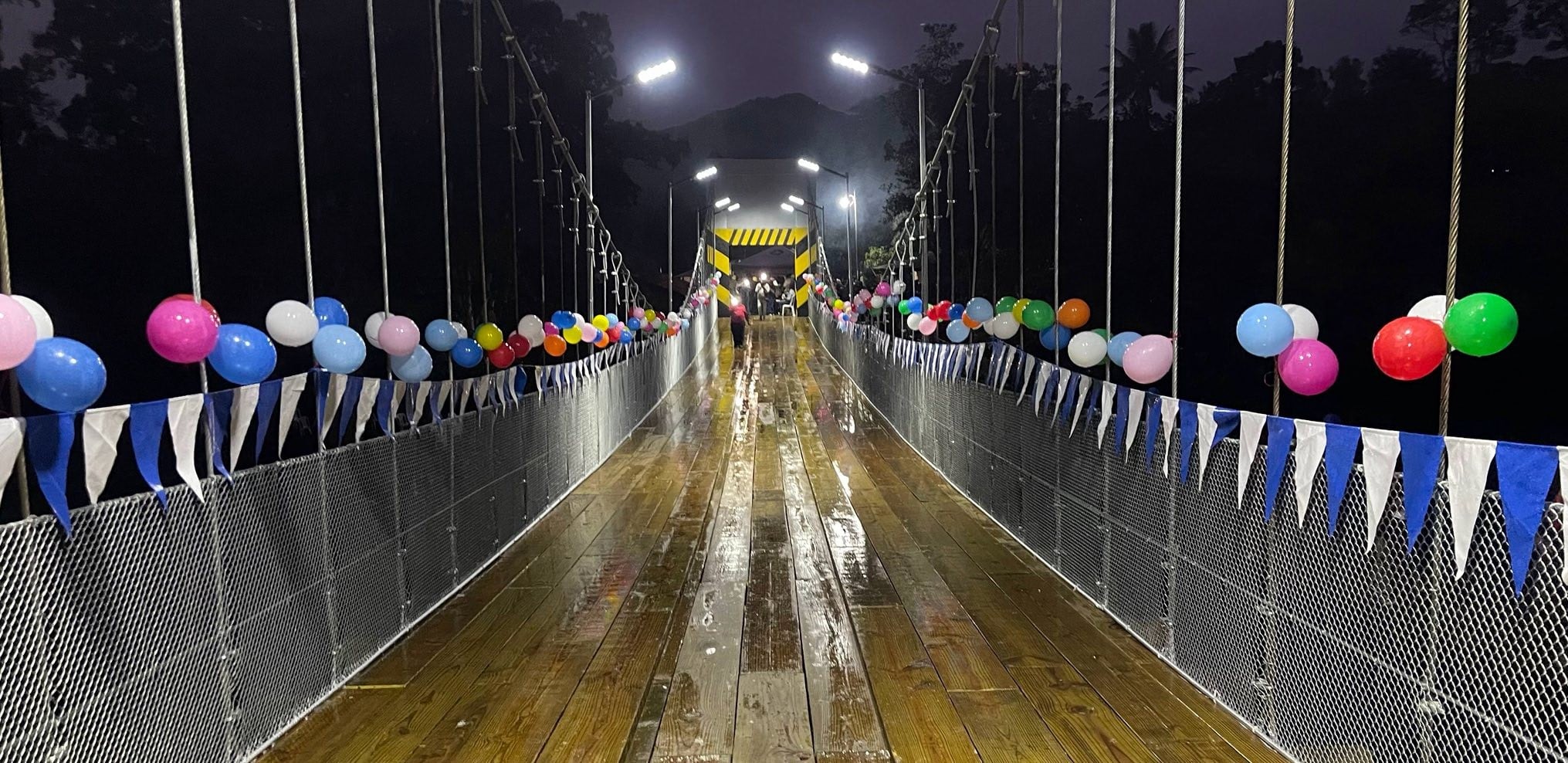 Decoración y actividades tradicionales marcaron la apertura del puente sobre el río Salamá en diciembre de 2025./(NotiMas Baja Verapaz)