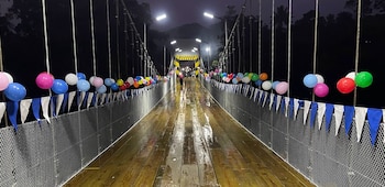 Decoración y actividades tradicionales marcaron la apertura del puente sobre el río Salamá en diciembre de 2025./(NotiMas Baja Verapaz)